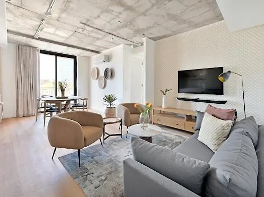 Eighty2 On M Apartments