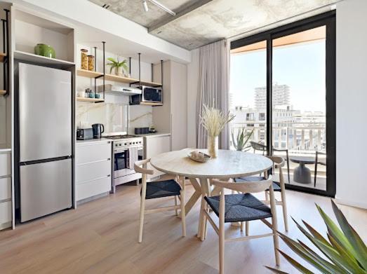 Eighty2 On M Apartment